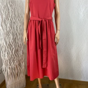 Robe coton rouge sans manches avec jeu de plis Ninati