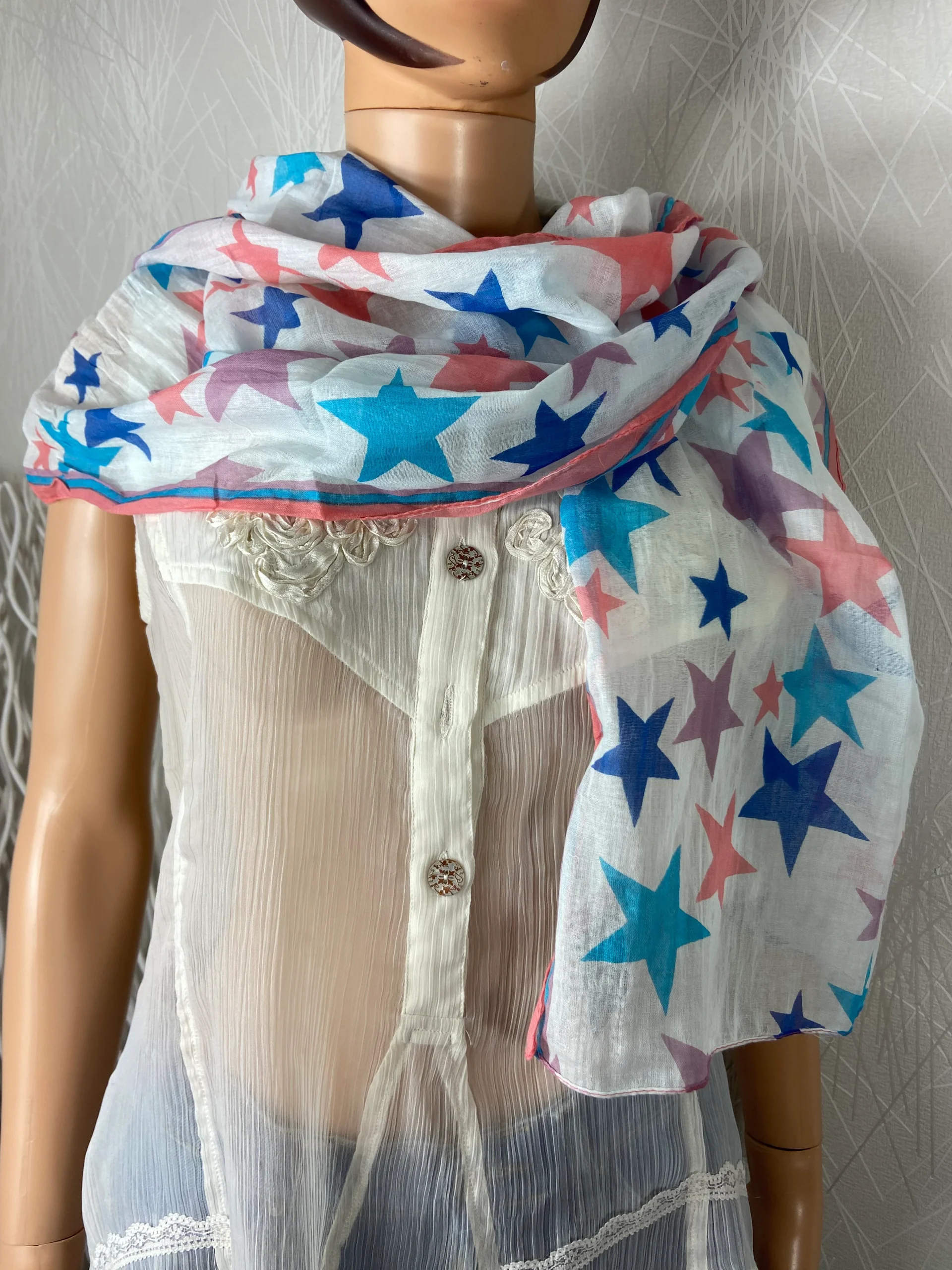 Foulard blanc en coton avec étoiles multicolore