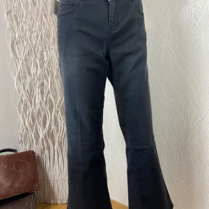 Pantacourt noir bas évasé taille mi-haute modèle Capri Bootcut Black Notify