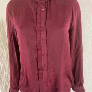 Chemisier élégant rouge bordeaux Sweed Paris