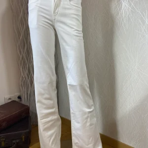 Jean blanc coupe flare taille haute modèle Dahlia Bull Denim White Notify Jeans