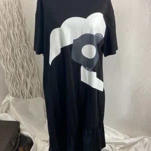 Robe longue noire coupe droite manches courtes volants grande taille F&2