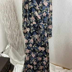 Robe noire doublée longue motifs fleurs manches longues VicVia