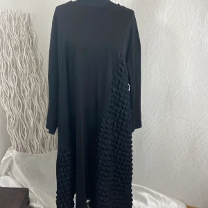 Robe longue noire tissu gauffré manches longues grande taille F&2
