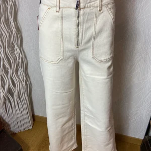 Jean blanc cassé jambes évasées taille haute modèle Malia Worker Notify Jeans