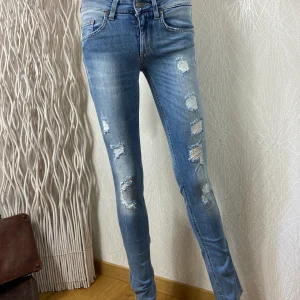 Jeans denim déchiré coupe slim modèle Bottom Up Slim leg Liu Jo