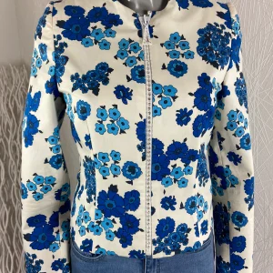 Veste doublée de créateur crème et fleurs bleues Tabala Paris