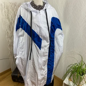 Coupe-vent à capuche de la marque 02.09