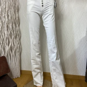 Jean blanc ajusté jambes évasées taille haute modèle New Dahlia White Notify Jeans