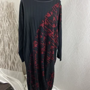 Robe rouge et noire ample manches longues tissu structuré grande taille Neslay