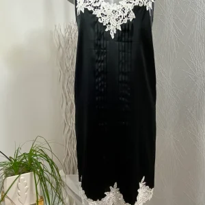 Robe noire à bretelles en dentelles haut de gamme Blumarine