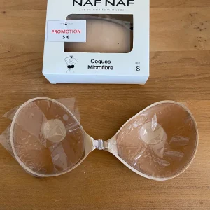 Coque soutien-gorge adhésives Naf Naf
