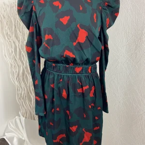 Robe courte verte motif rouge manches longues Opullence Paris