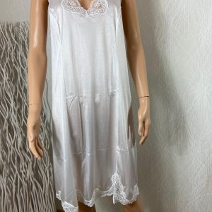 Nuisette blanche tissu satin dentelle broderie modèle Valentine Privilège