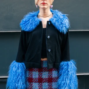 Veste "London is calling" en cachemire et fausse fourrure.